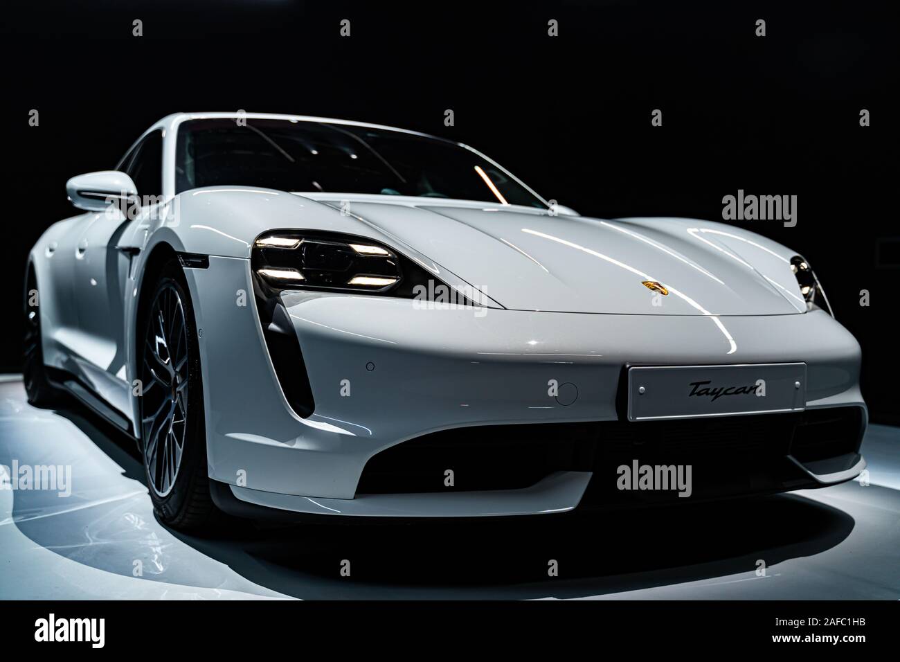 Porsche Taycan - el primer coche deportivo eléctrico por el fabricante alemán de automóviles Porsche Porsche exclusivo en una exposición en Londres. Foto de stock