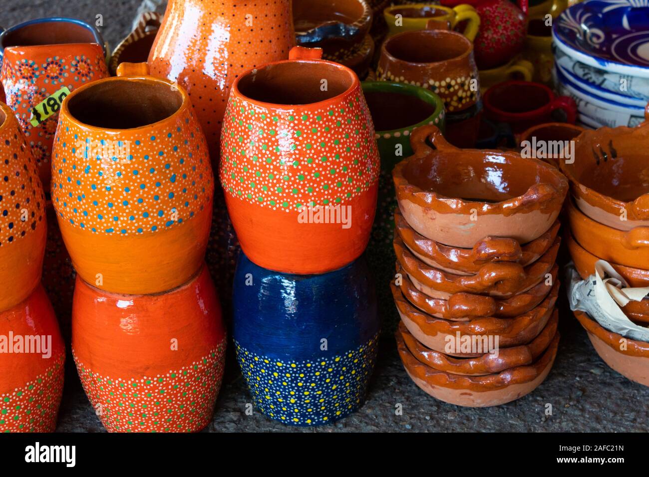 Sinaloa, México - El 12 de diciembre de 2019: venta de artesanías mexicanas  en el mercado local Fotografía de stock - Alamy