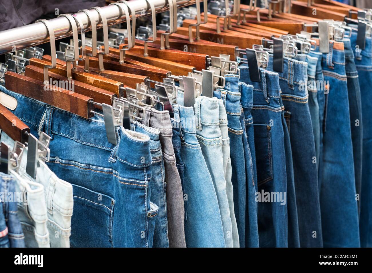 Jeans en la tienda de ropa de segunda mano - pantalones de mezclilla Foto de stock