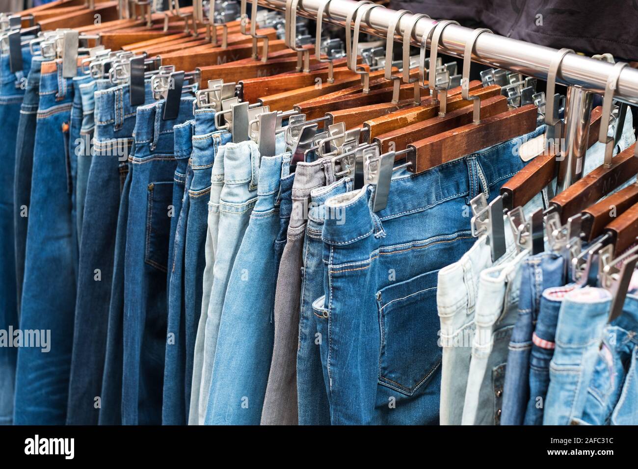 En percheros jeans, ropa de segunda mano - Foto de stock