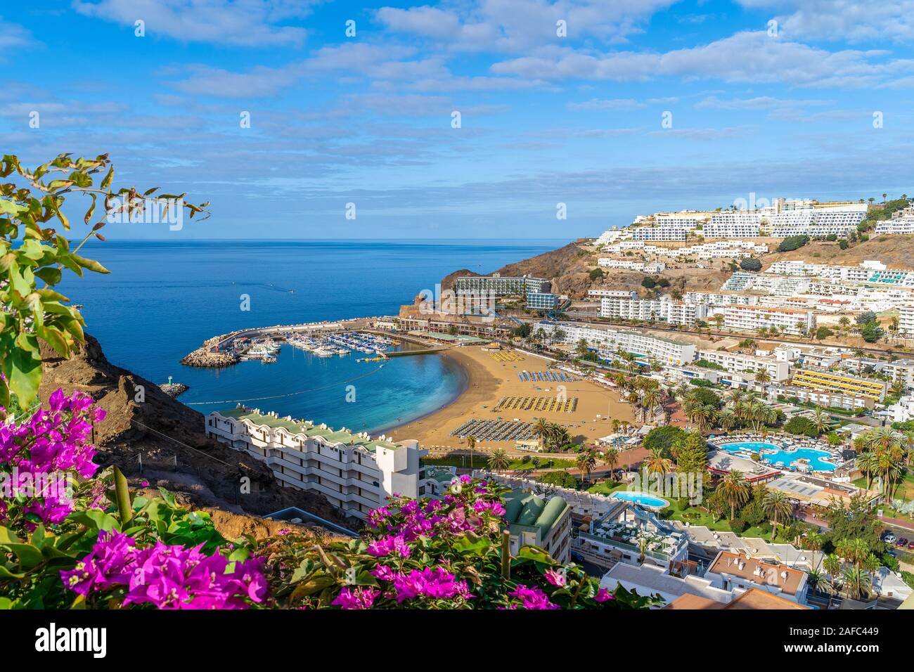 falta de aliento Durante ~ Educación Paisaje con el pueblo de Puerto Rico y Playa en Gran Canaria, España  Fotografía de stock - Alamy