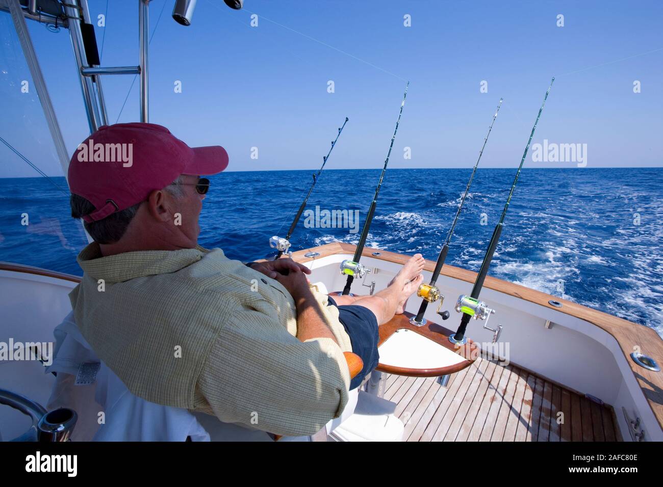 El hombre en barco de pesca mirando al mar en Key West, Florida, EE.UU.. Modelo liberado. Foto de stock