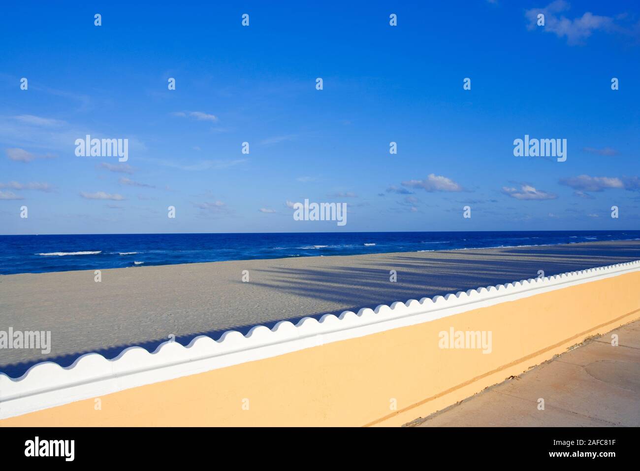 Pared amarilla en Palm Beach, Florida, con playa en segundo plano. Foto de stock