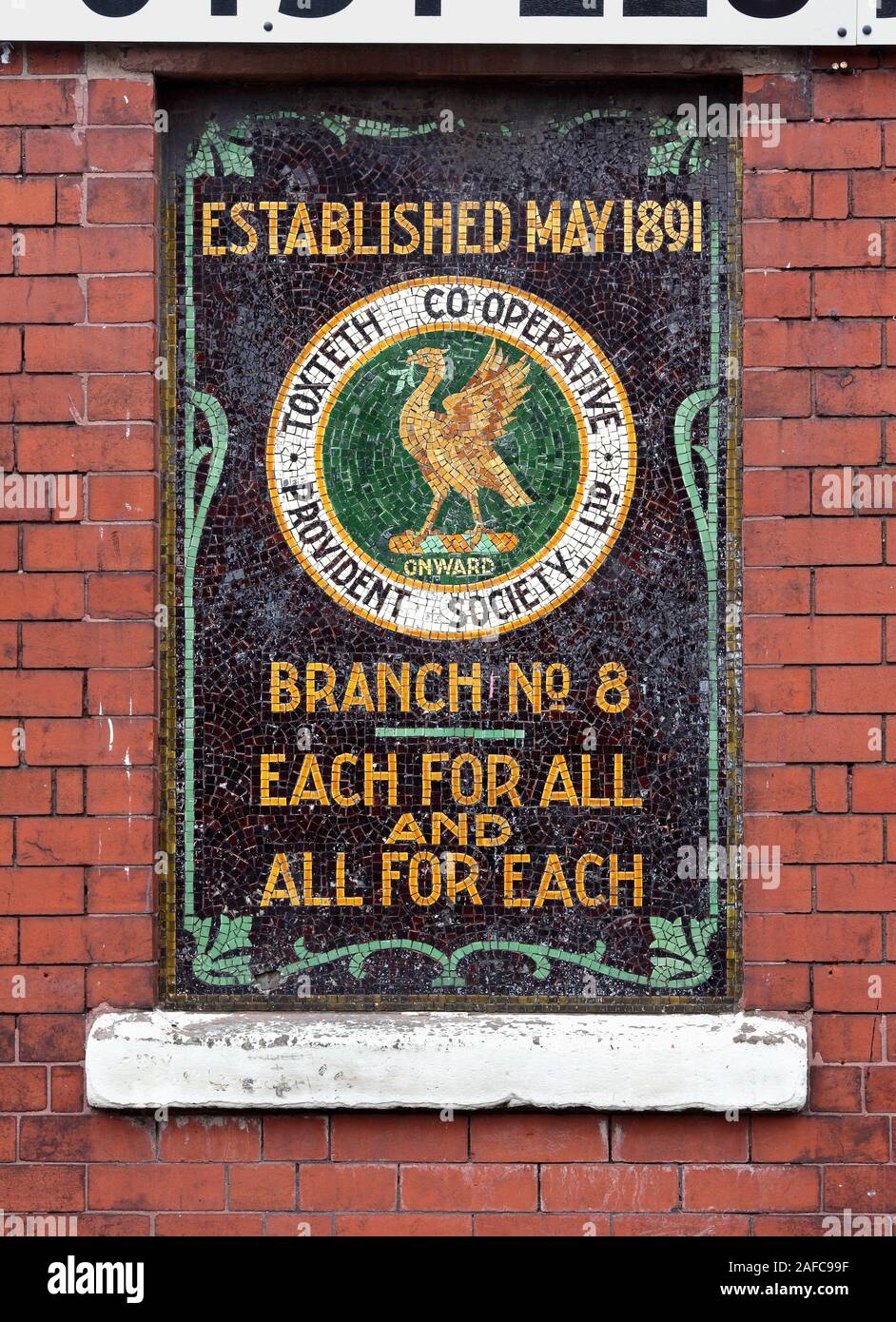 Mosaico Antiguo anuncio para la Cooperativa Toxteth sociedad providente, Liverpool - cada uno para todos y todos para cada uno. Foto de stock