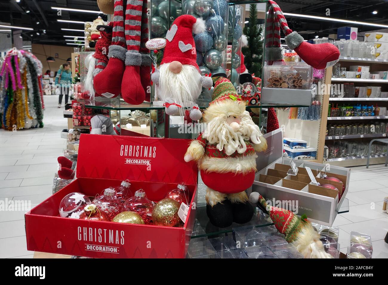 Santa Claus juguetes y bolas para decorar el árbol de Navidad en la tienda.  Vender cosas diferentes para decorar el interior en el Año Nuevo. Moo  festivo Fotografía de stock - Alamy