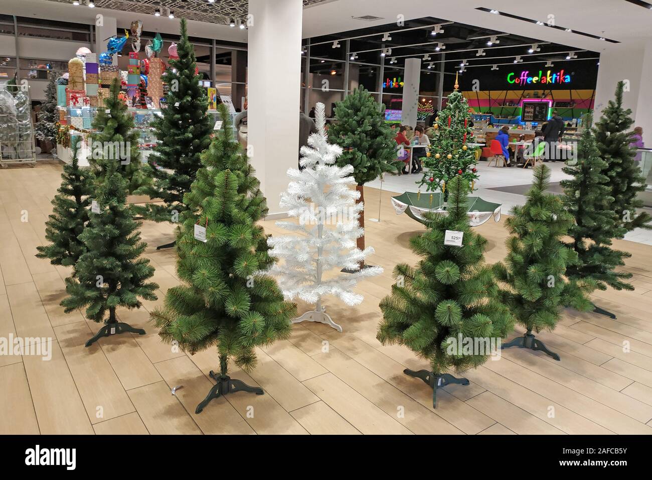 Los árboles de Navidad artificiales de diferentes colores y tamaños para la  venta en un supermercado. Una amplia selección de árboles de Navidad para  el nuevo año Fotografía de stock - Alamy