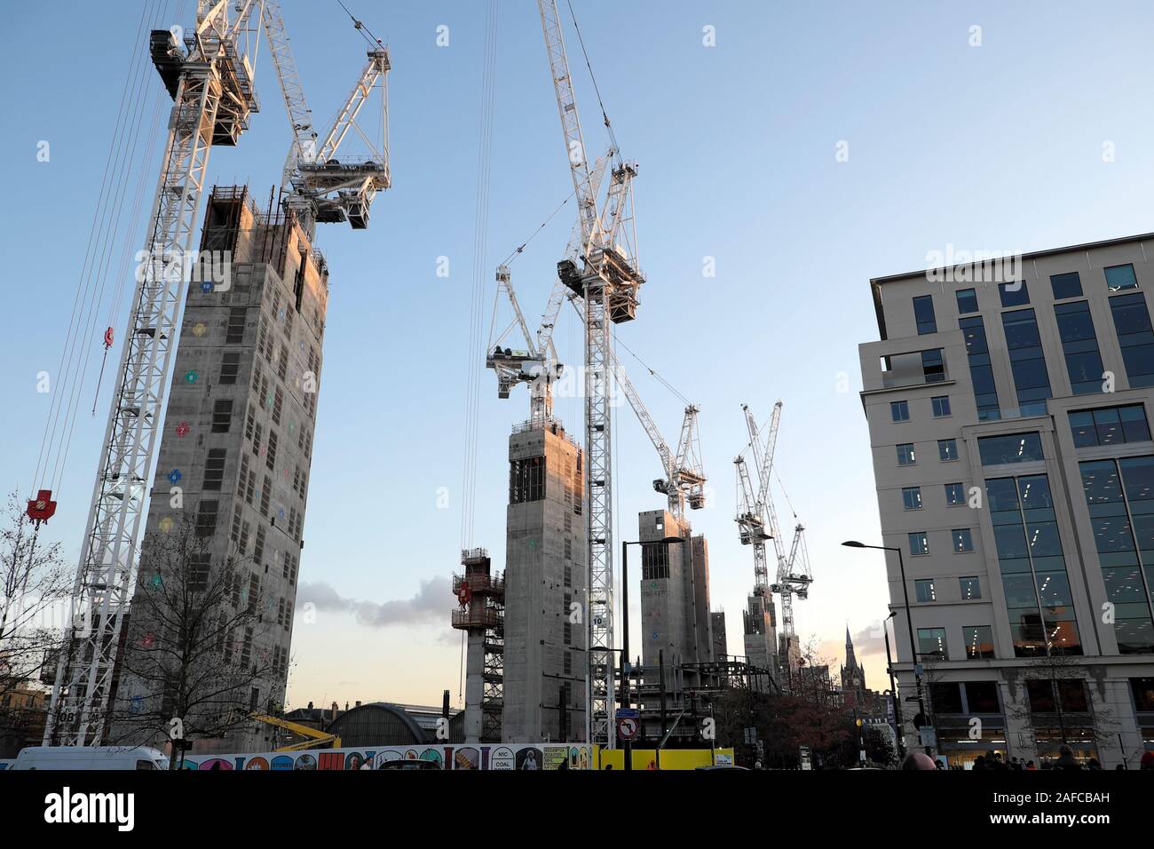 Google edificio Landtrailla núcleos grúas en el sitio de construcción en Kings Boulevard cerca de la estación de tren Kings Cross en Londres Inglaterra Reino Unido Kathy DeWitt Foto de stock