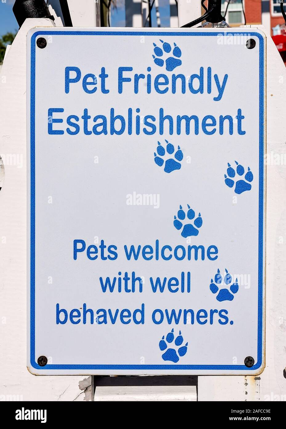 Un signo utiliza el humor para informar a los clientes de que el negocio es pet-friendly, Septiembre 22, 2019, en el puerto de San José, Florida. Foto de stock