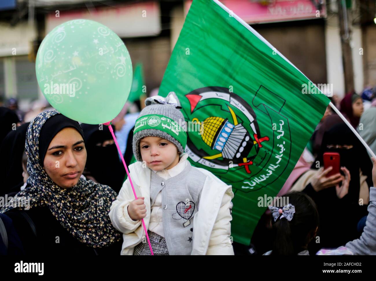 Un niño con una diadema de Hamas sujetando un globo durante un rally  marcando el 32º aniversario de la fundación del movimiento islamista Hamas  Fotografía de stock - Alamy