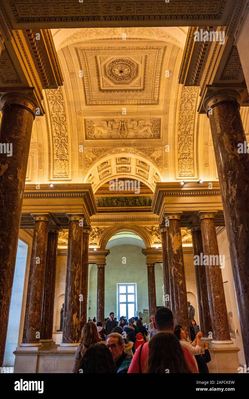 Interior del Museo del Louvre en París con la gente de la ciudad y visitantes caminar y tomar fotos Foto de stock