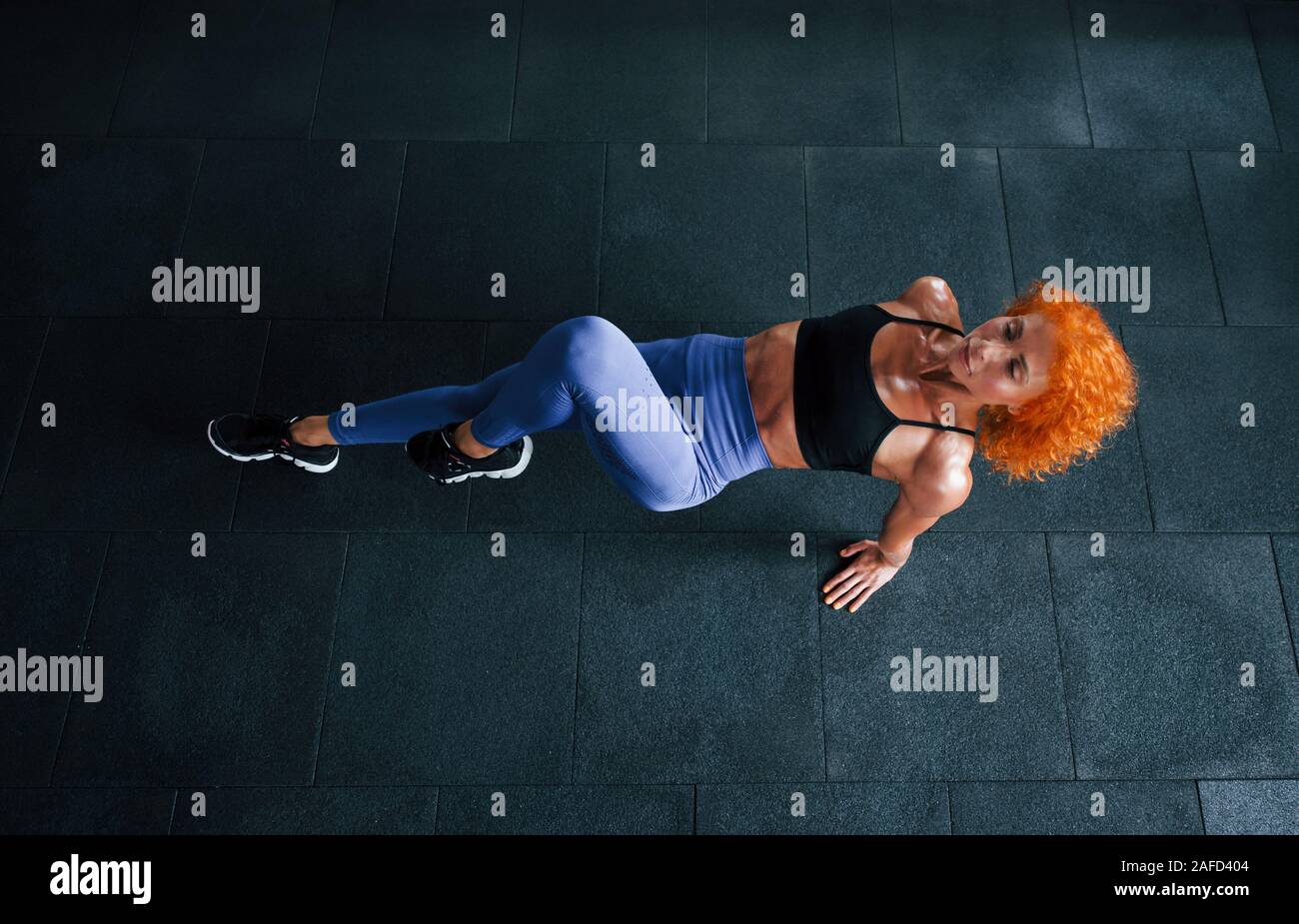 Vista desde arriba. Chica pelirroja deportivo de fitness en el gimnasio  tienen dÃ­a a dÃ­a. Cuerpo musculoso tipo FotografÃ­a de stock - Alamy