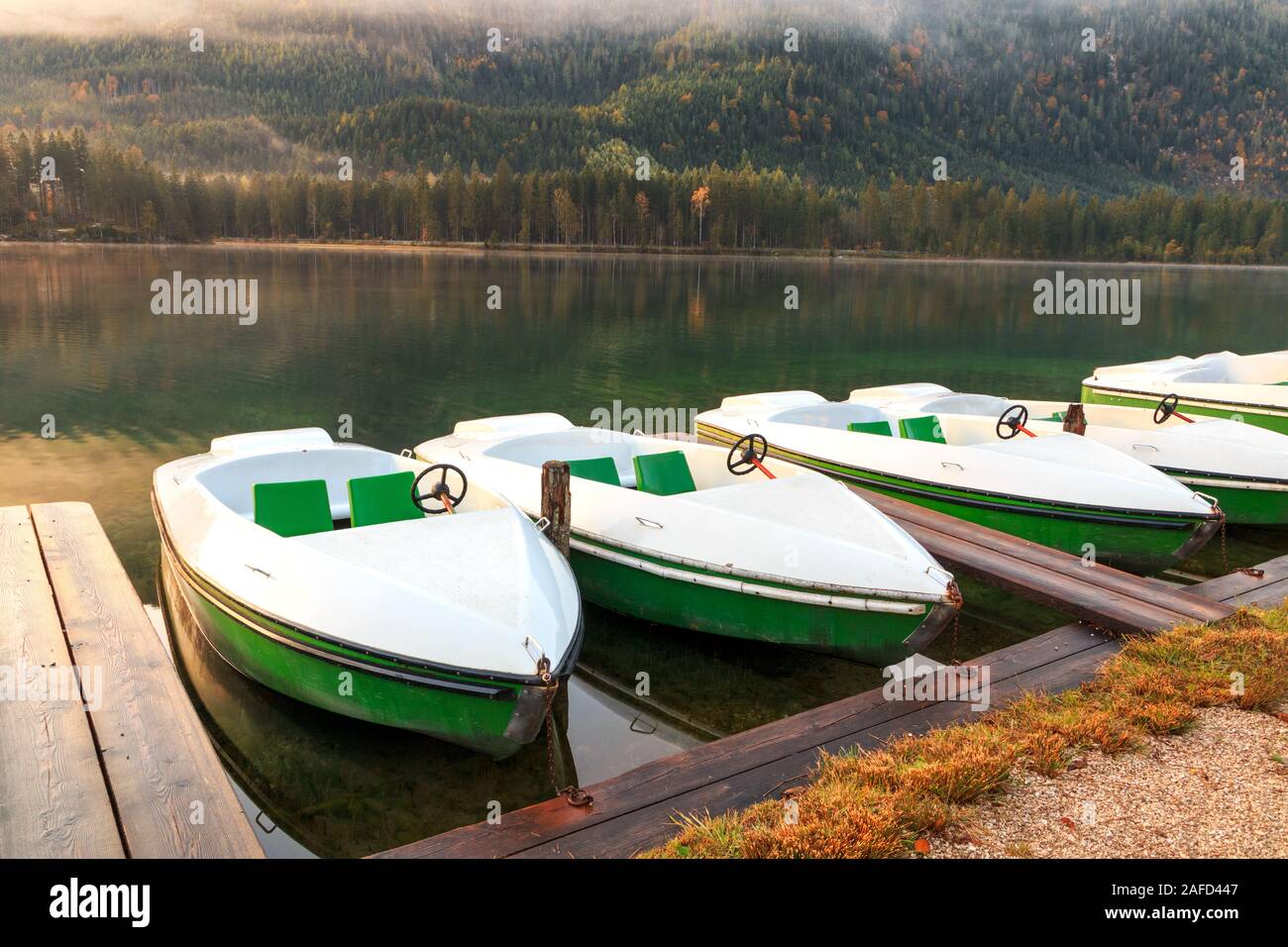 Hermosos colores de otoño en el amanecer en el lago Hintersee en Alpes de Baviera en Alemania Foto de stock