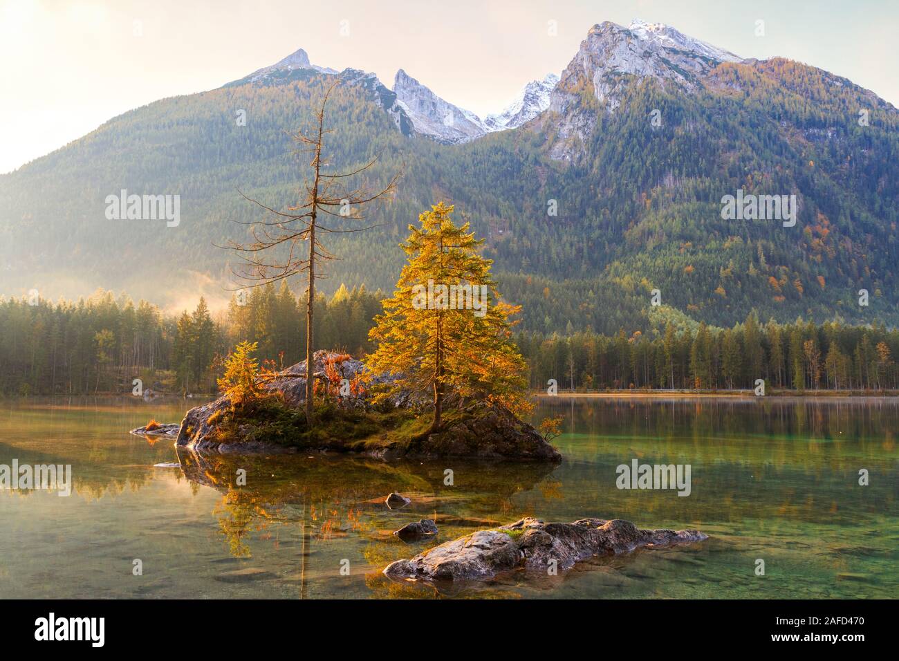 Hermosos colores de otoño en el amanecer en el lago Hintersee en Alpes de Baviera en Alemania Foto de stock