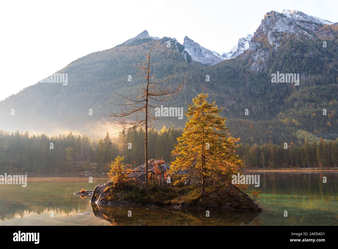 Hermosos colores de otoño en el amanecer en el lago Hintersee en Alpes de Baviera en Alemania Foto de stock