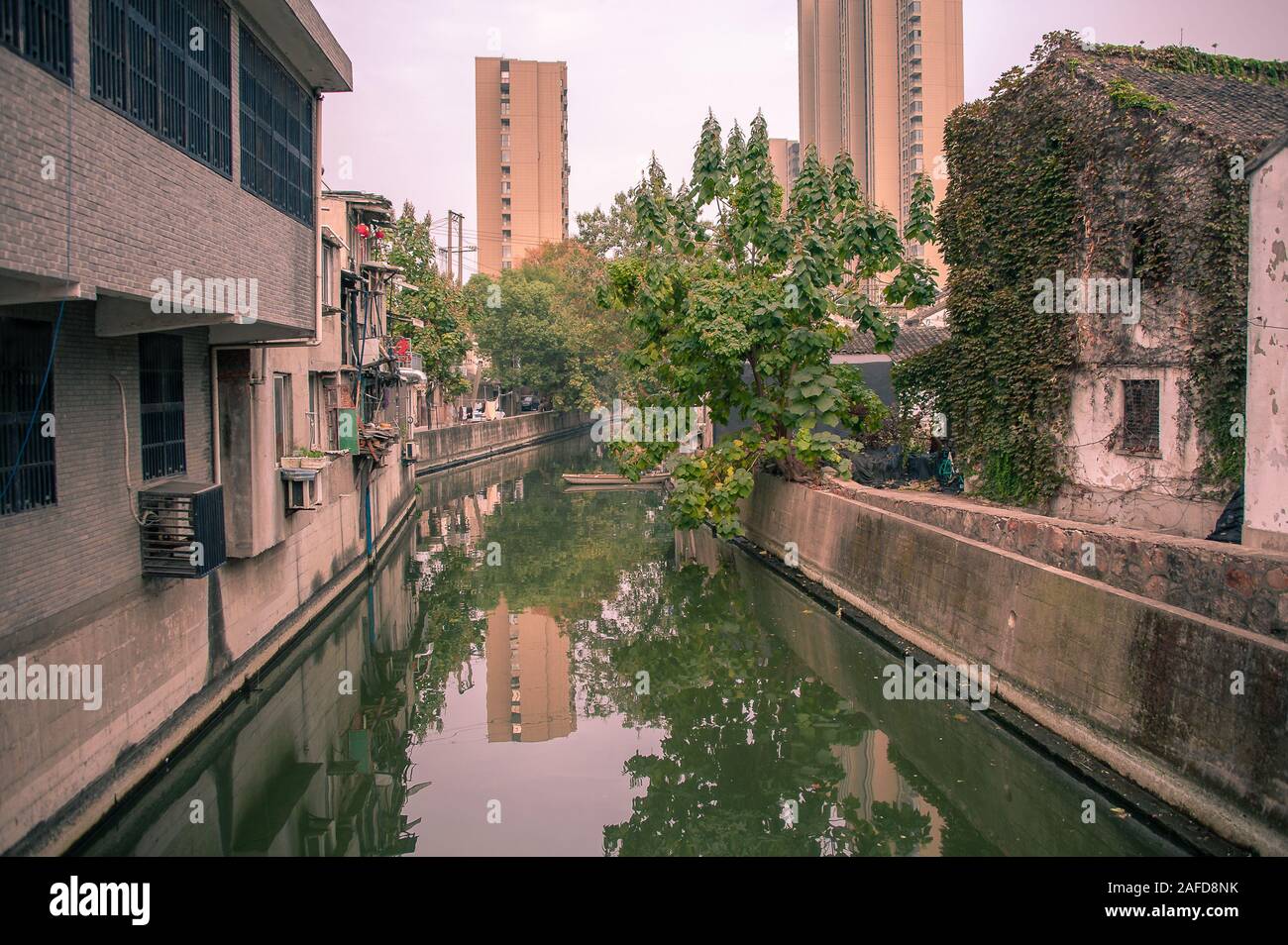 Pintorescas vistas canalside Wuxi Old Town, provincia de Jiangsu,China. Parte de una red de vías navegables, conectados por el Gran Canal de China. Foto de stock