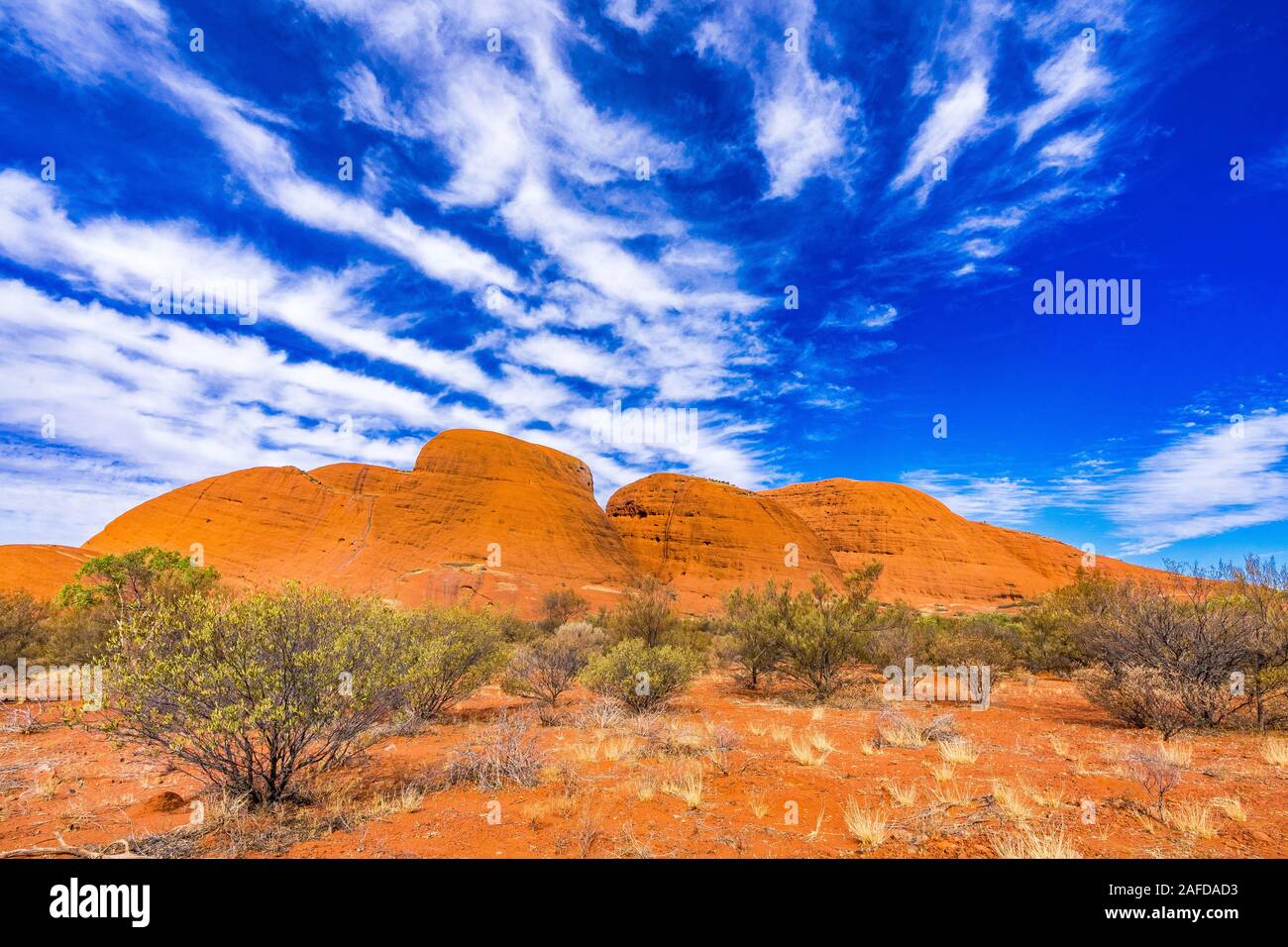 Singulares formaciones nubosas sobre las Olgas, conocida como Kata Tjuta en el outback Australia Foto de stock