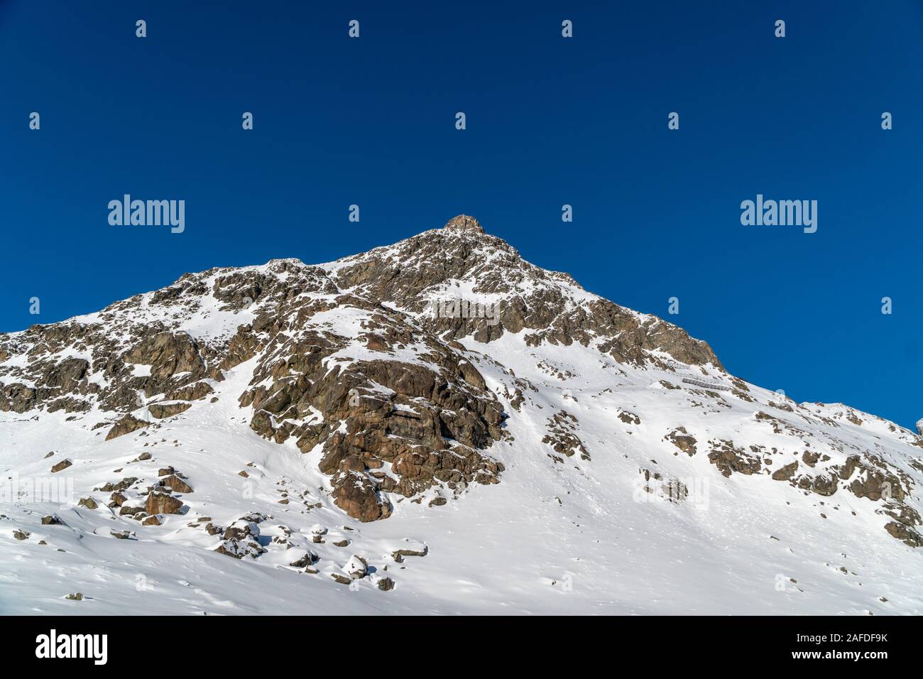 Vista panorámica sobre las montañas nevadas en invierno soleado por la tarde. Alpes Swiis durante el verano. Foto de stock