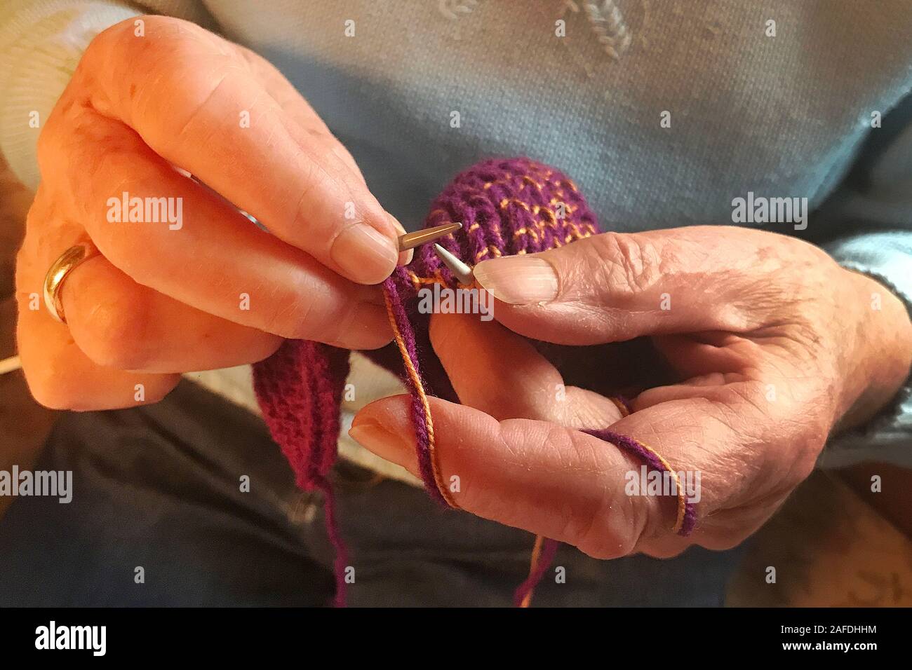 Gaeufelden, Deutschland. 15 de diciembre, 2019. Tejido artesanal, crochet, agujas de tejer, lana, cerca. | Uso de crédito en todo el mundo: dpa/Alamy Live News Foto de stock