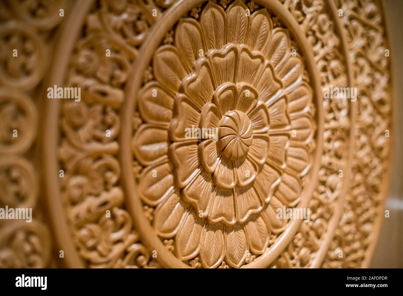 Decorativo Panel de madera tallada, patrón floral Foto de stock
