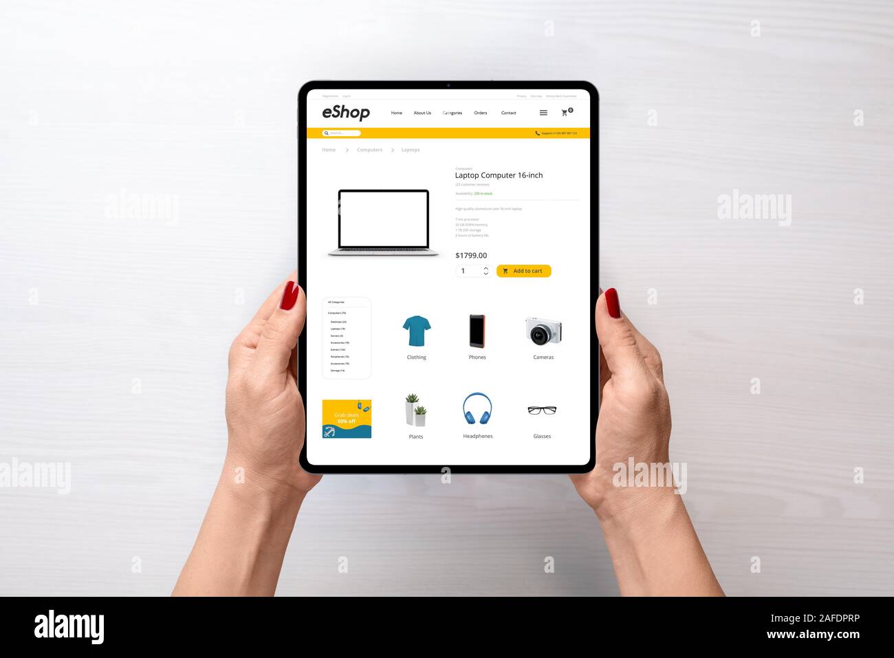 Sitio web de comercio electrónico moderno en tablet en manos de la mujer. Vista superior, plana sentar la escena. Concepto de compras en línea Foto de stock