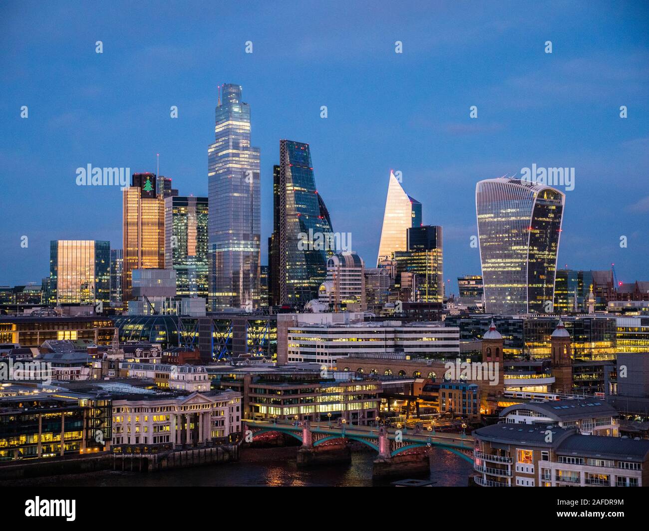 Hermoso paisaje dramático, de la ciudad de Londres, Inglaterra, el Centro de negocios, en la noche, Inglaterra, Reino Unido, GB. Foto de stock