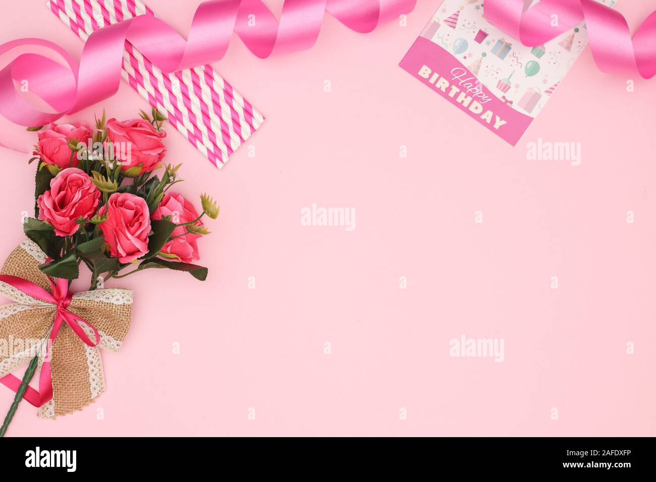 Feliz cumpleaños decoración rosa para mujeres y niñas Fotografía de stock -  Alamy
