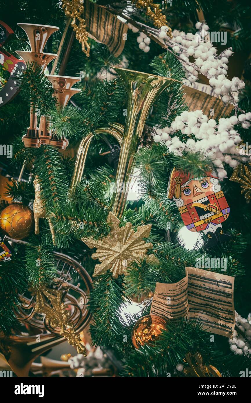 Abeto con muchos diferentes decoraciones, los instrumentos musicales de  viento, juguetes y bolas de Navidad. Fiesta de Navidad vintage abstractos  para el diseño de fondo Fotografía de stock - Alamy