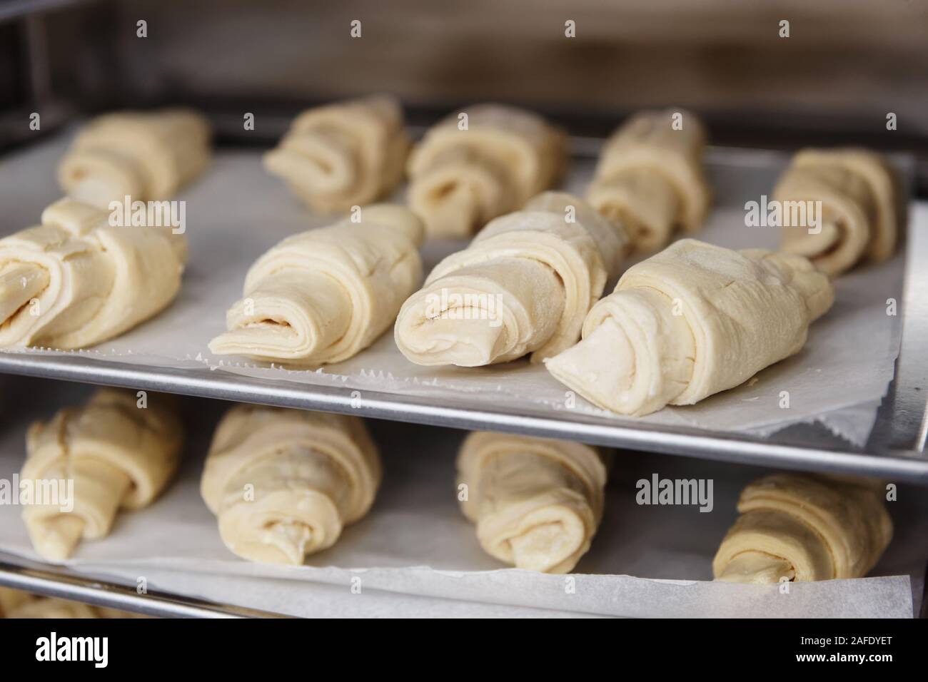 Croissants congelados en el disparo de la cámara de corrección en panadería  Fotografía de stock - Alamy