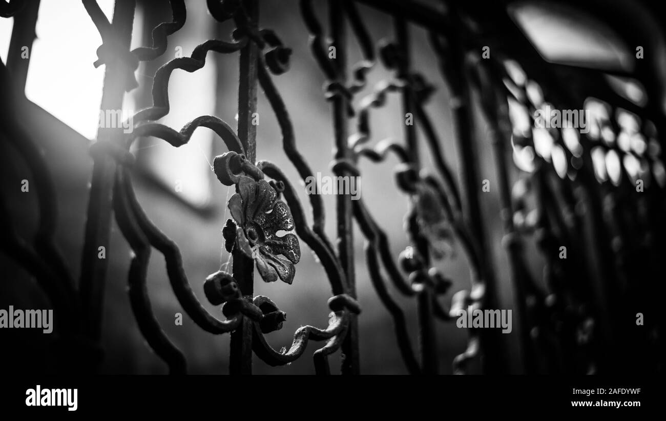 Antigua y hermosa escalera de hierro forjado banister pasamanos. Los  oxidados pátina de más de 100 años Fotografía de stock - Alamy