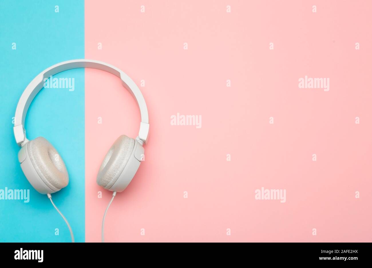 Audifonos rosado pastel azul fondo fotografías e imágenes de alta resolución - Alamy Audifonos rosado pastel azul fondo fotografías e imágenes de alta resolución - Alamy