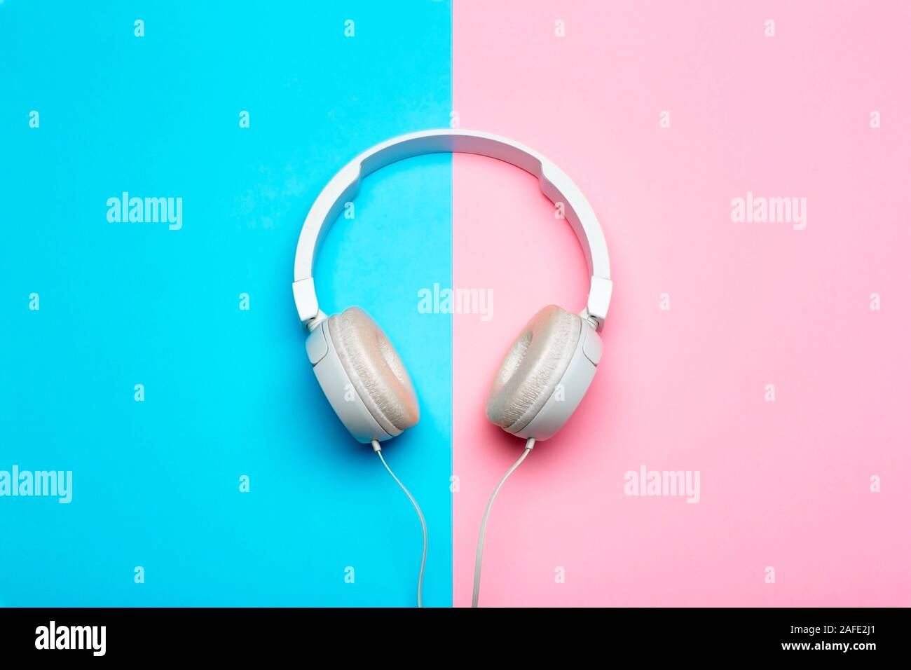 Audifonos rosado pastel azul fondo fotografías e imágenes de alta resolución - Alamy Audifonos rosado pastel azul fondo fotografías e imágenes de alta resolución - Alamy