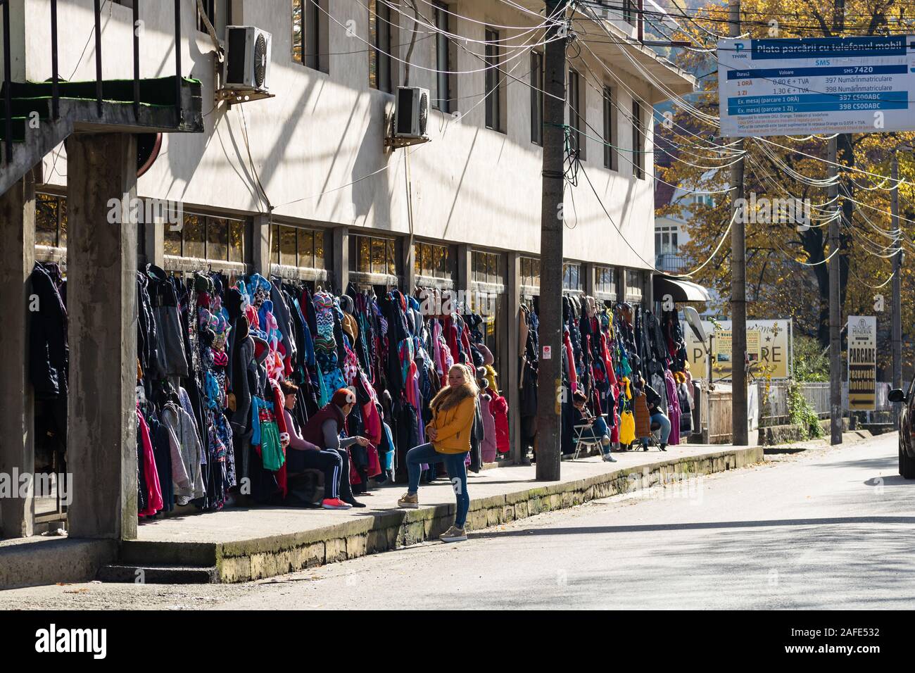 Juguetes y recuerdos se venden en la calle en el centro de la ciudad  balnearia de tratamiento complejo Herculane, Rumania, 2019 Fotografía de  stock - Alamy