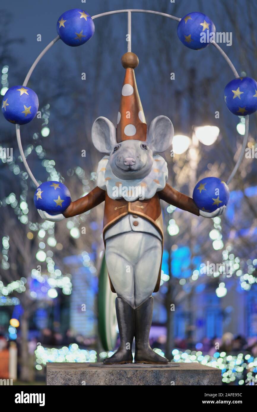 San Petersburgo, Rusia - Diciembre 14, 2019: Estatua de ratón de circo en la Feria de Navidad y Año Nuevo en Manege plaza. Más de 20 estatuas de ratones Foto de stock