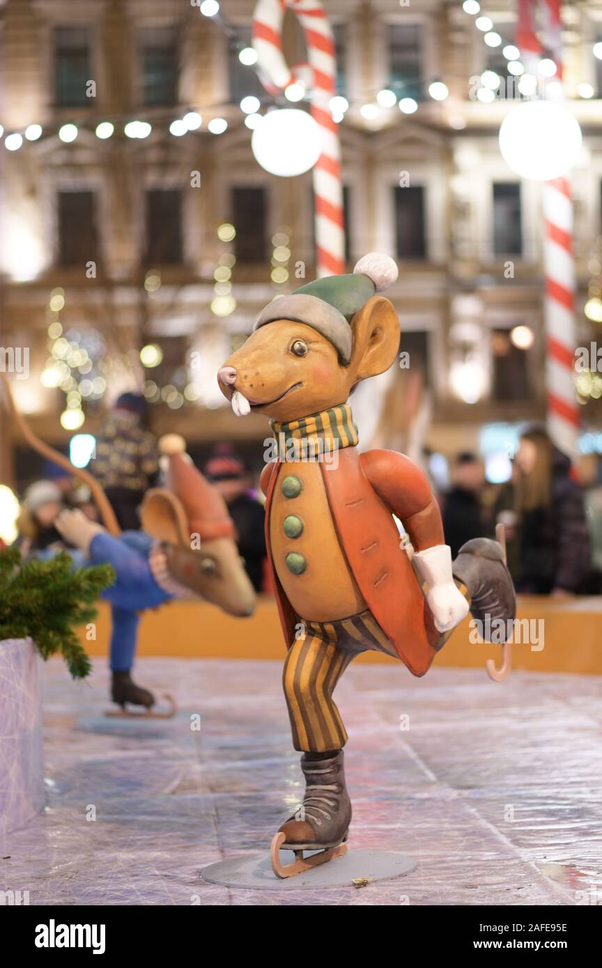 San Petersburgo, Rusia - Diciembre 14, 2019: Estatua de patinaje mouse en la Feria de Navidad y Año Nuevo en Manege plaza. Más de 20 estatuas de ratón Foto de stock