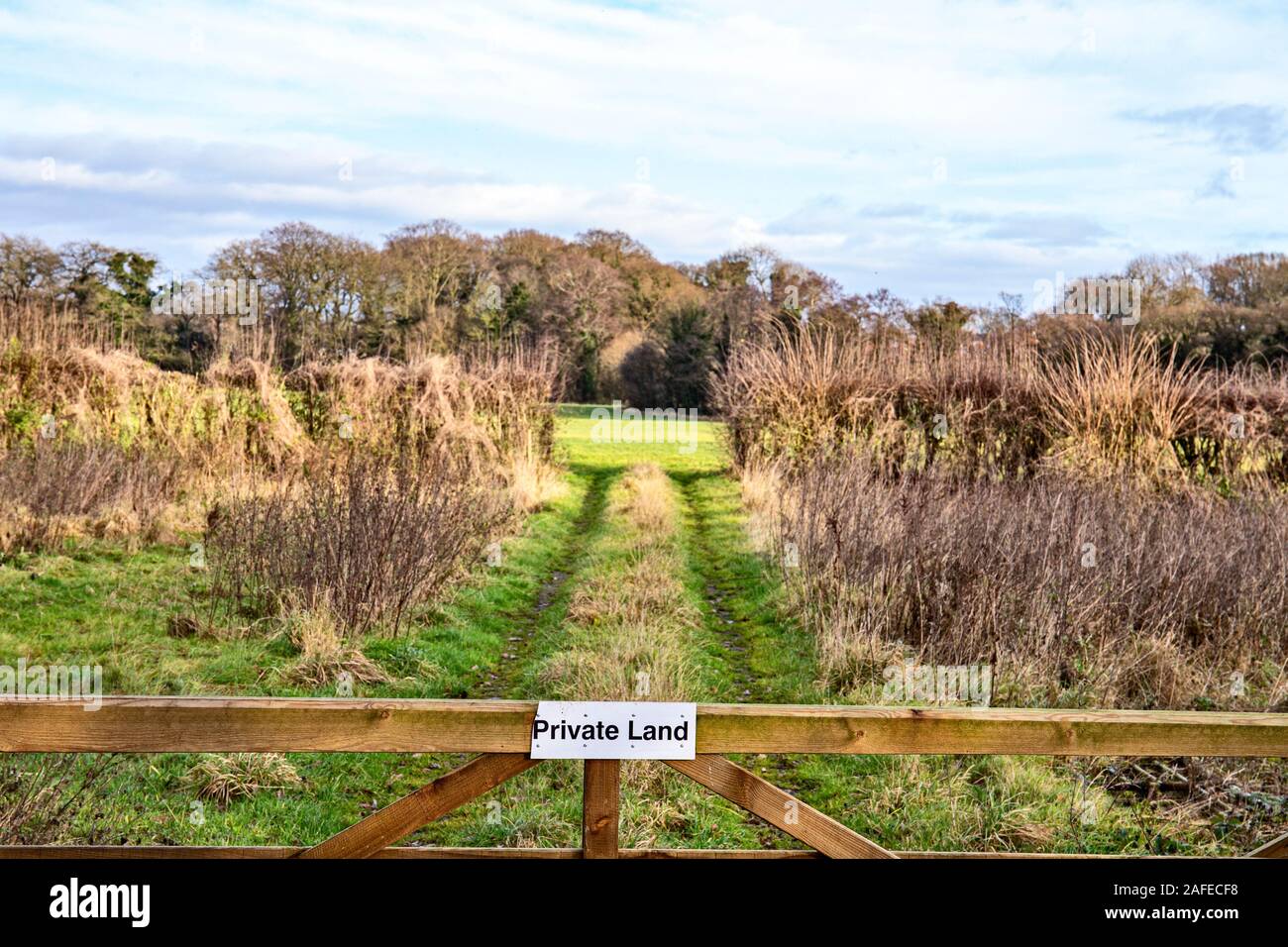 Vista de la campiña con signo de tierras privadas en la compuerta en Cheshire UK Foto de stock