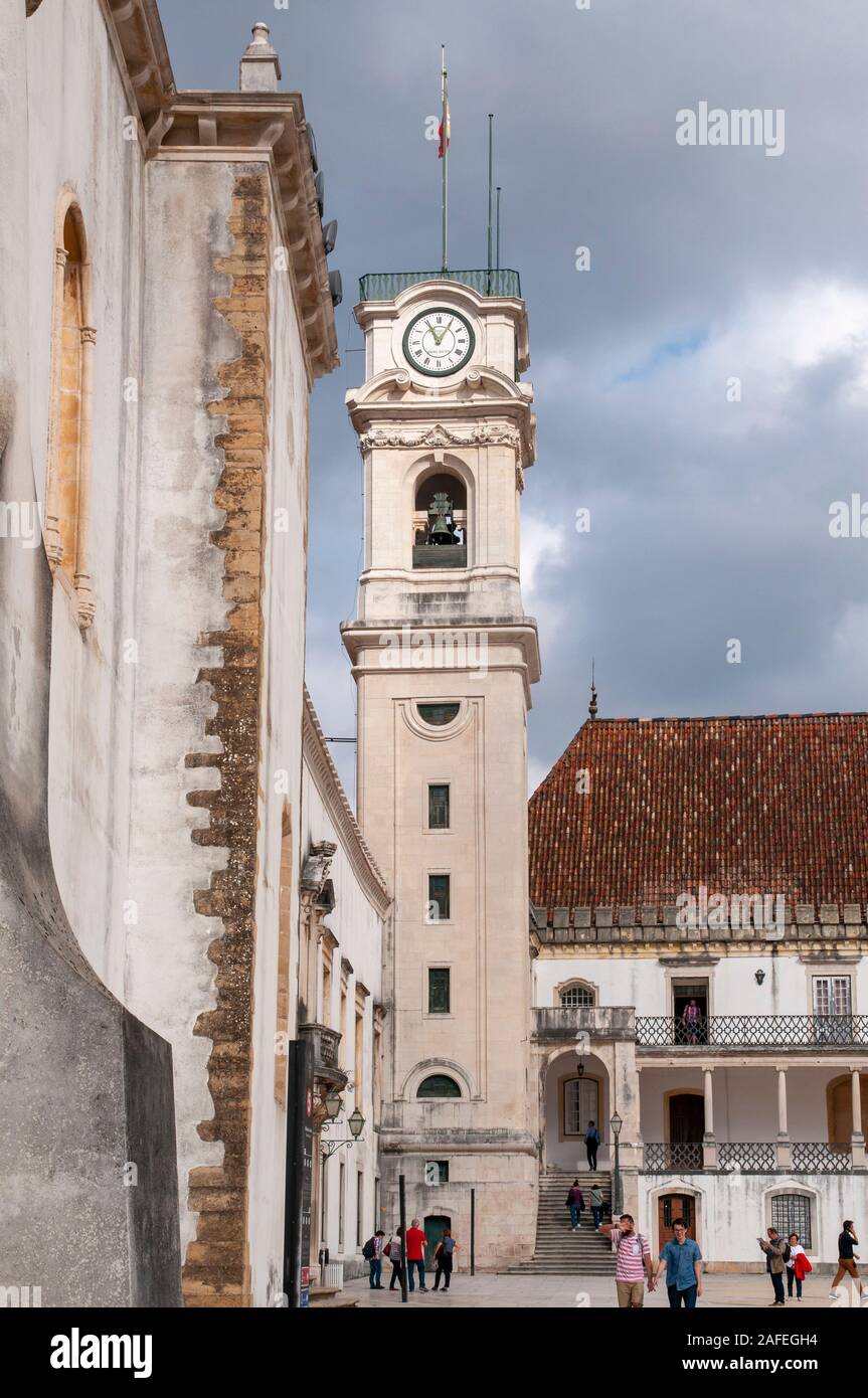 El campanario, la torre del reloj y el Patio das Escolas patio de la antigua Universidad de Coimbra, Portugal Foto de stock