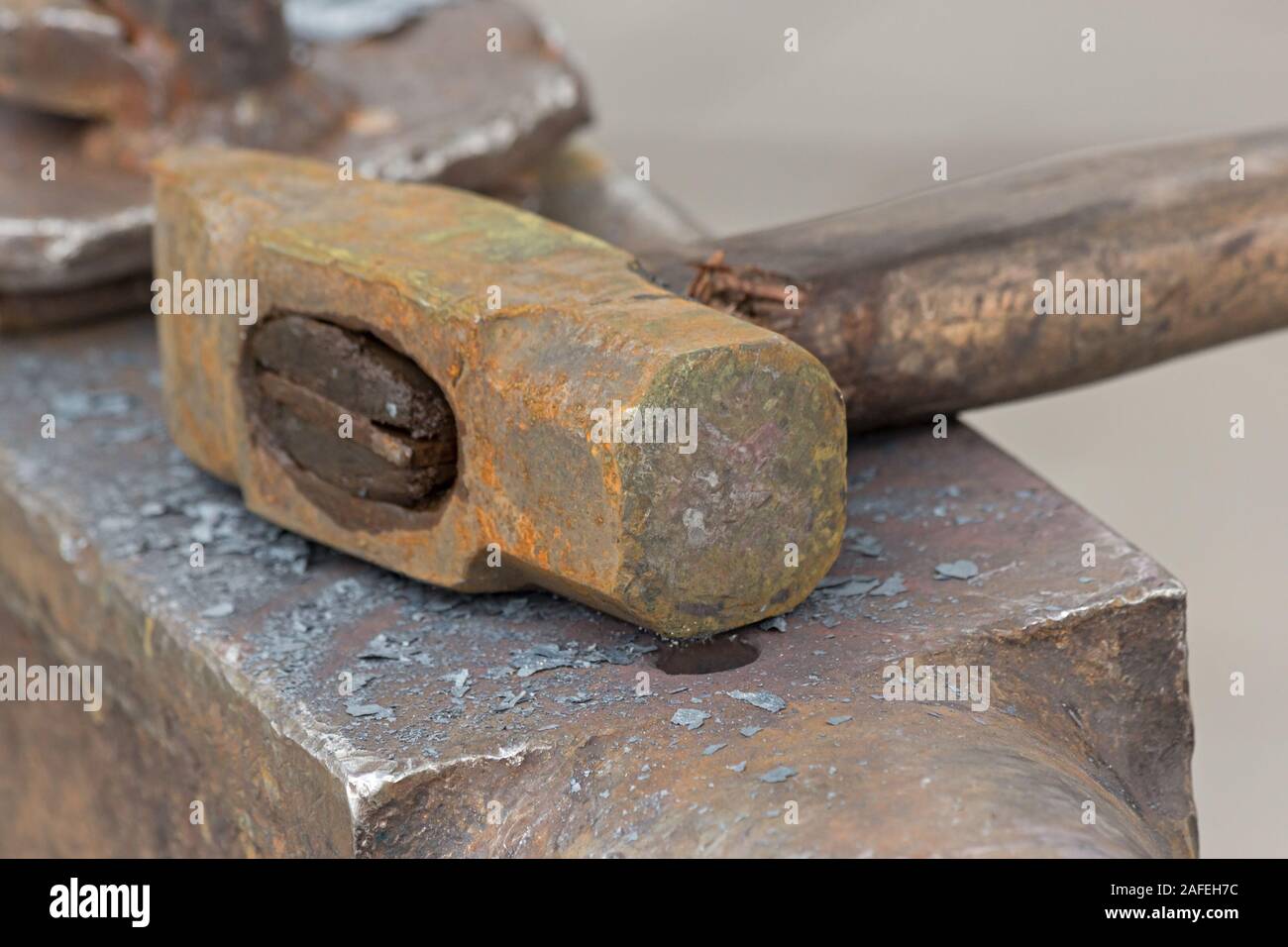 oxidado viejo se encuentra en el yunque. Herrero, metalsmith, farrier tools. vista Fotografía de stock - Alamy
