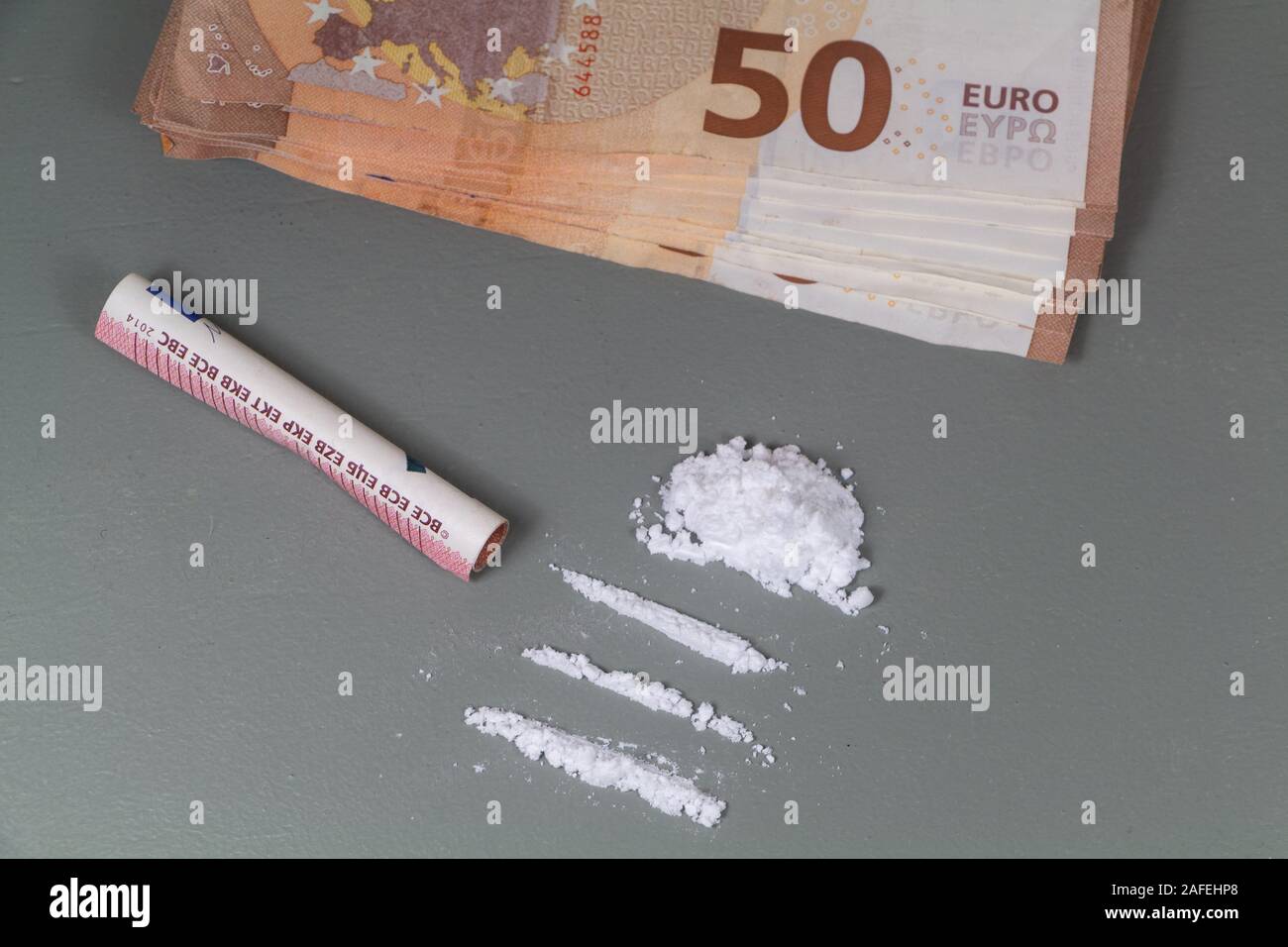 Líneas de cocaína preparadas sobre una mesa y un billete enrollado listo  para ser esnifado Fotografía de stock - Alamy