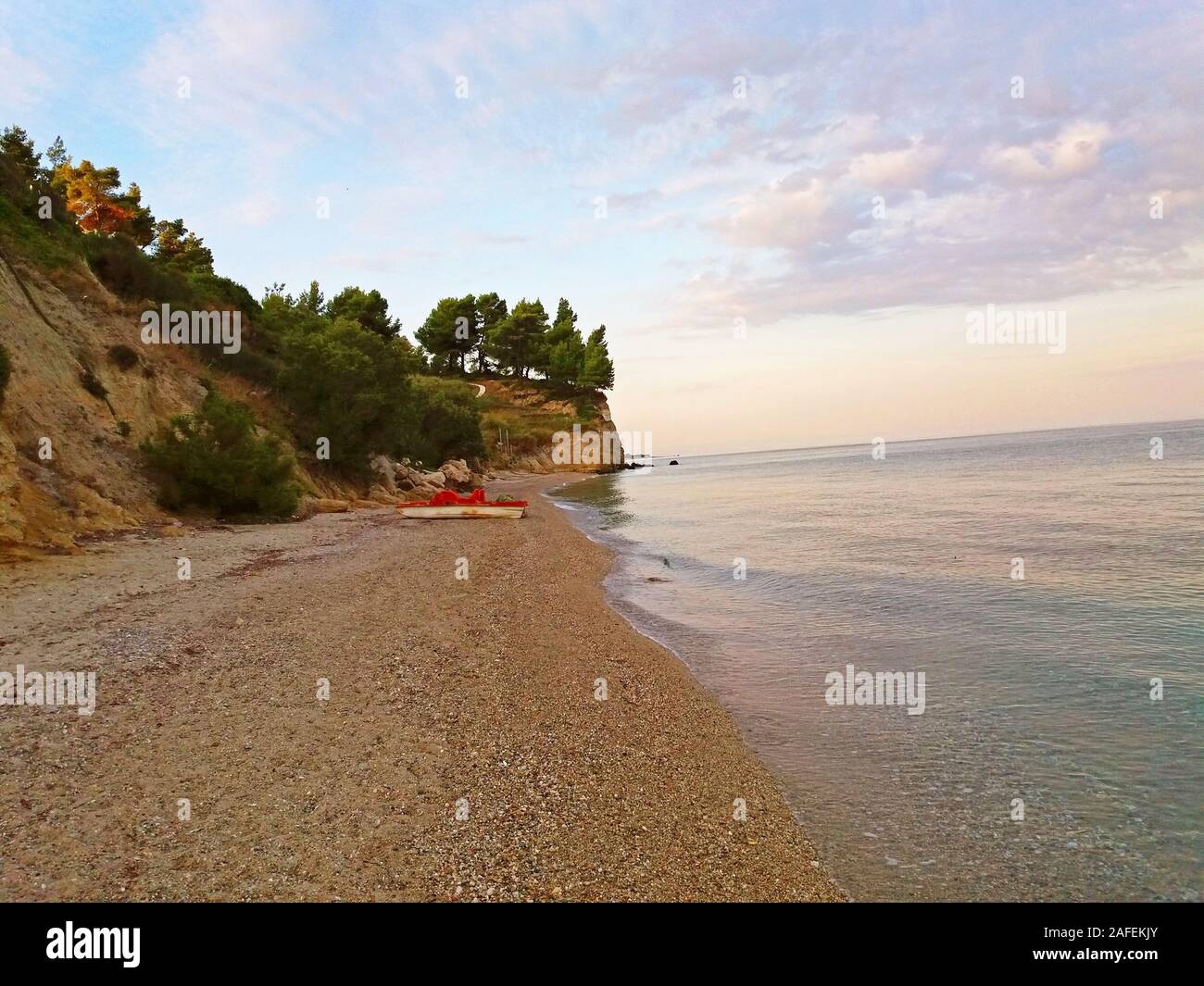 Las costas del Mar Mediterráneo y un acantilado en la mañana Foto de stock