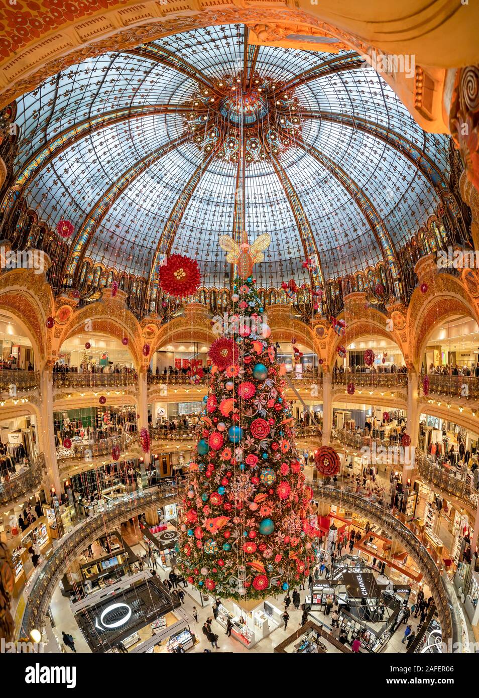 París, Francia - 15 de diciembre de 2019: masiva del árbol de Navidad  decoración con flores dentro de shopping mall Fotografía de stock - Alamy