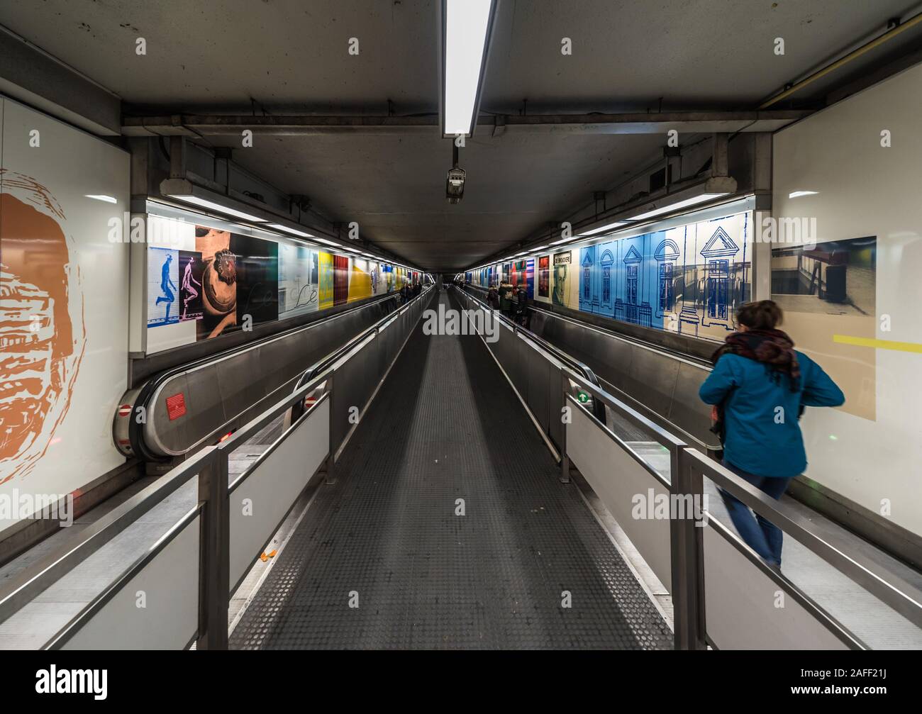 Casco antiguo de Bruselas, Región de Bruselas Capital / Bélgica - 12 06 2019: Interio del metro de Brouckère transporte público y centro de tranvías Foto de stock