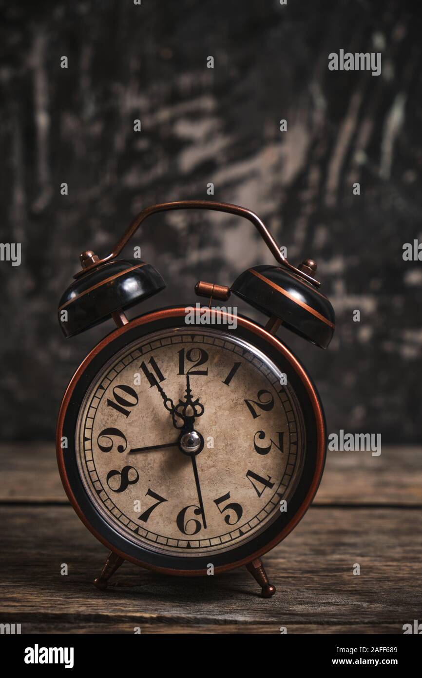 Antiguo reloj despertador retro sobre mesa de madera. El tiempo