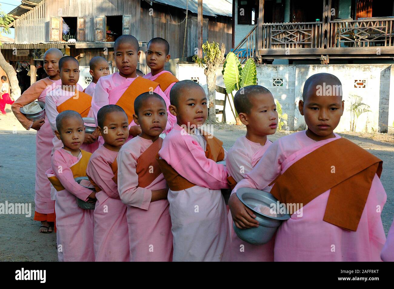 Novizen Weibliche en Myanmar/Birmania Foto de stock