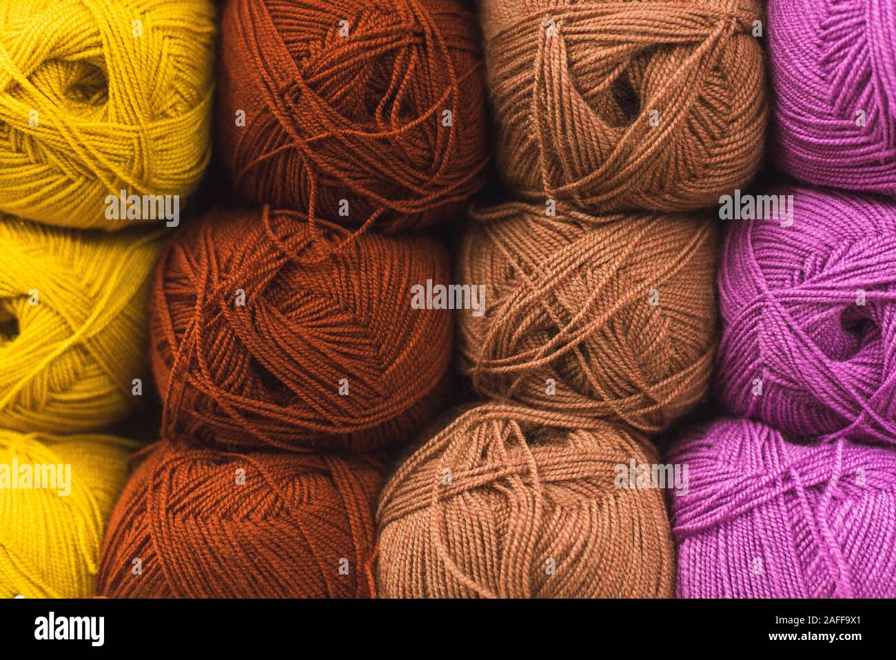 Madejas de lana de color en una tienda. Ovillos de lana para tejer todos  los colores del arco iris, marrón, amarillo, rojo y morado Fotografía de  stock - Alamy