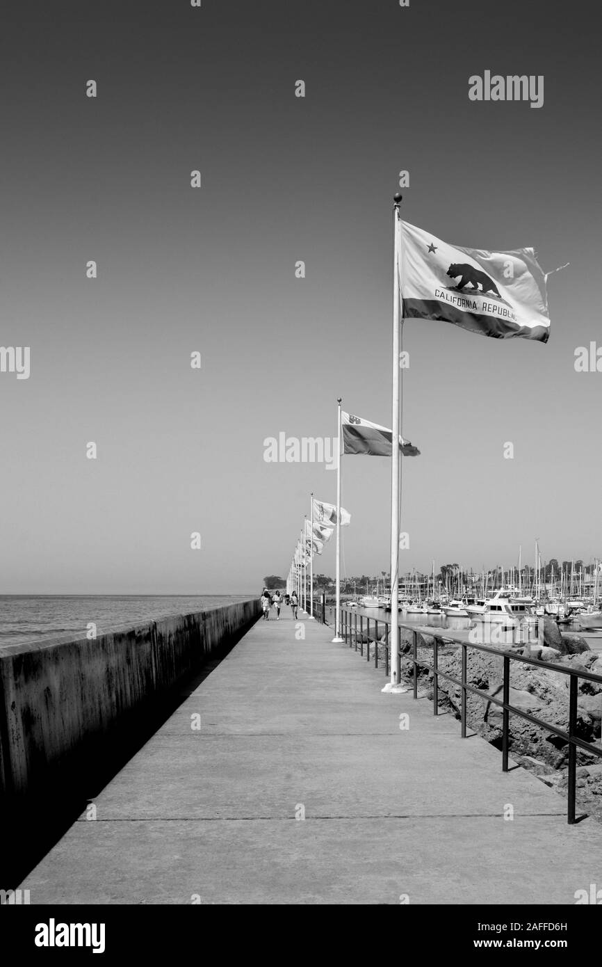 Una disminución de la vista en perspectiva del dique marítimo junto con un desfile de banderas en El Puerto de Santa Bárbara en Santa Barbara, CA, EE.UU. Foto de stock