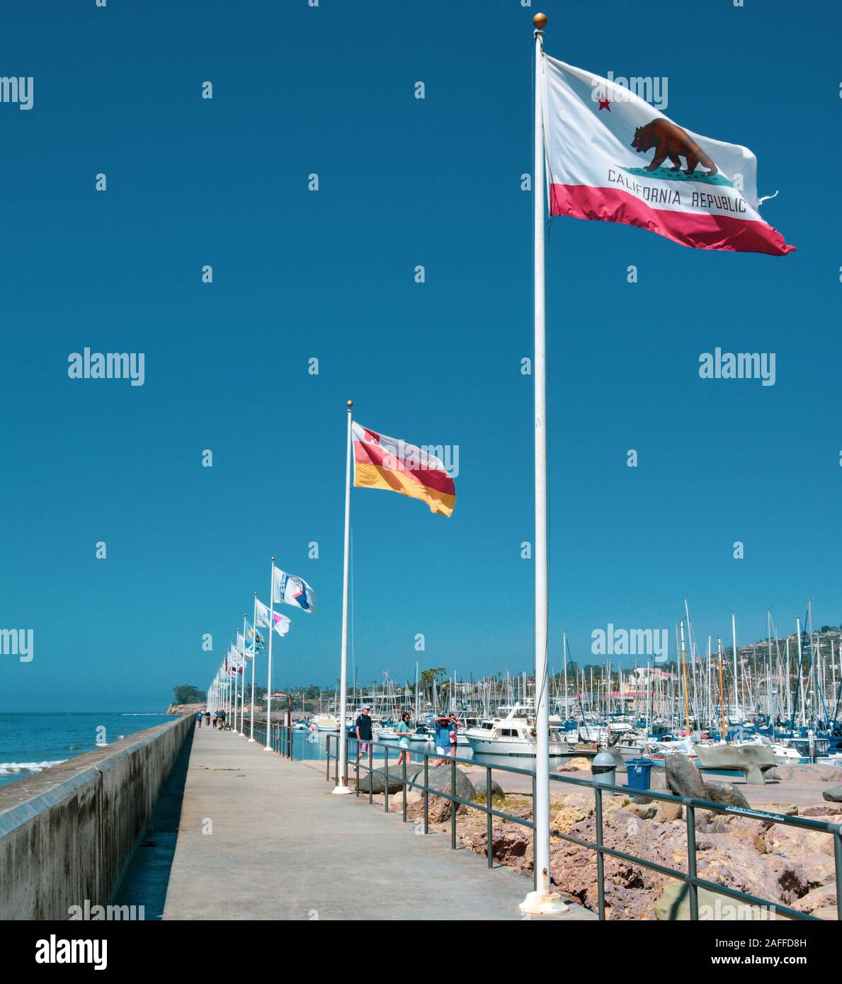 Una disminución de la vista en perspectiva del dique marítimo junto con un desfile de banderas en El Puerto de Santa Bárbara en Santa Barbara, CA, EE.UU. Foto de stock