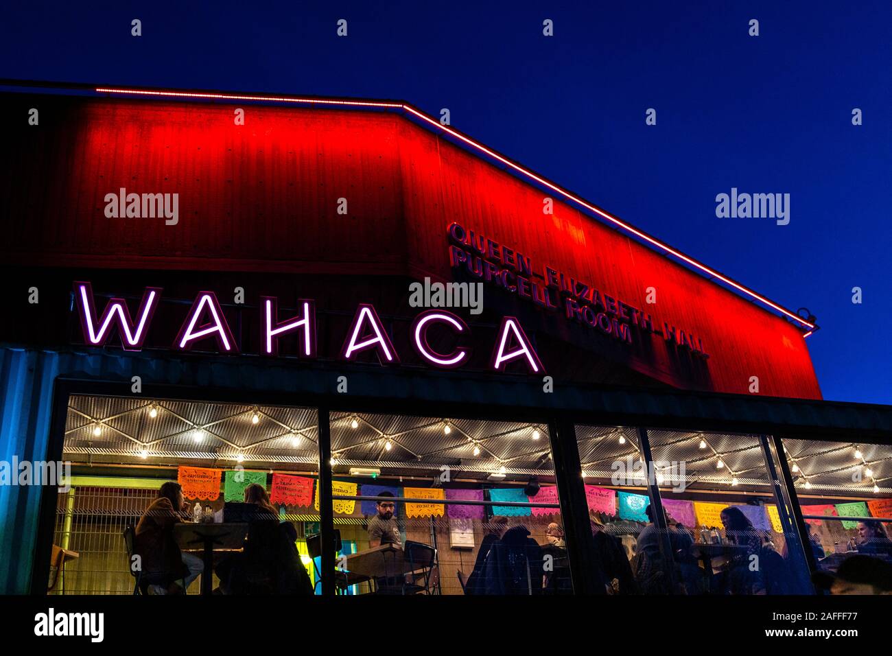 El exterior del restaurante mexicano Wahaca durante la noche en Southbank, Londres, Reino Unido. Foto de stock