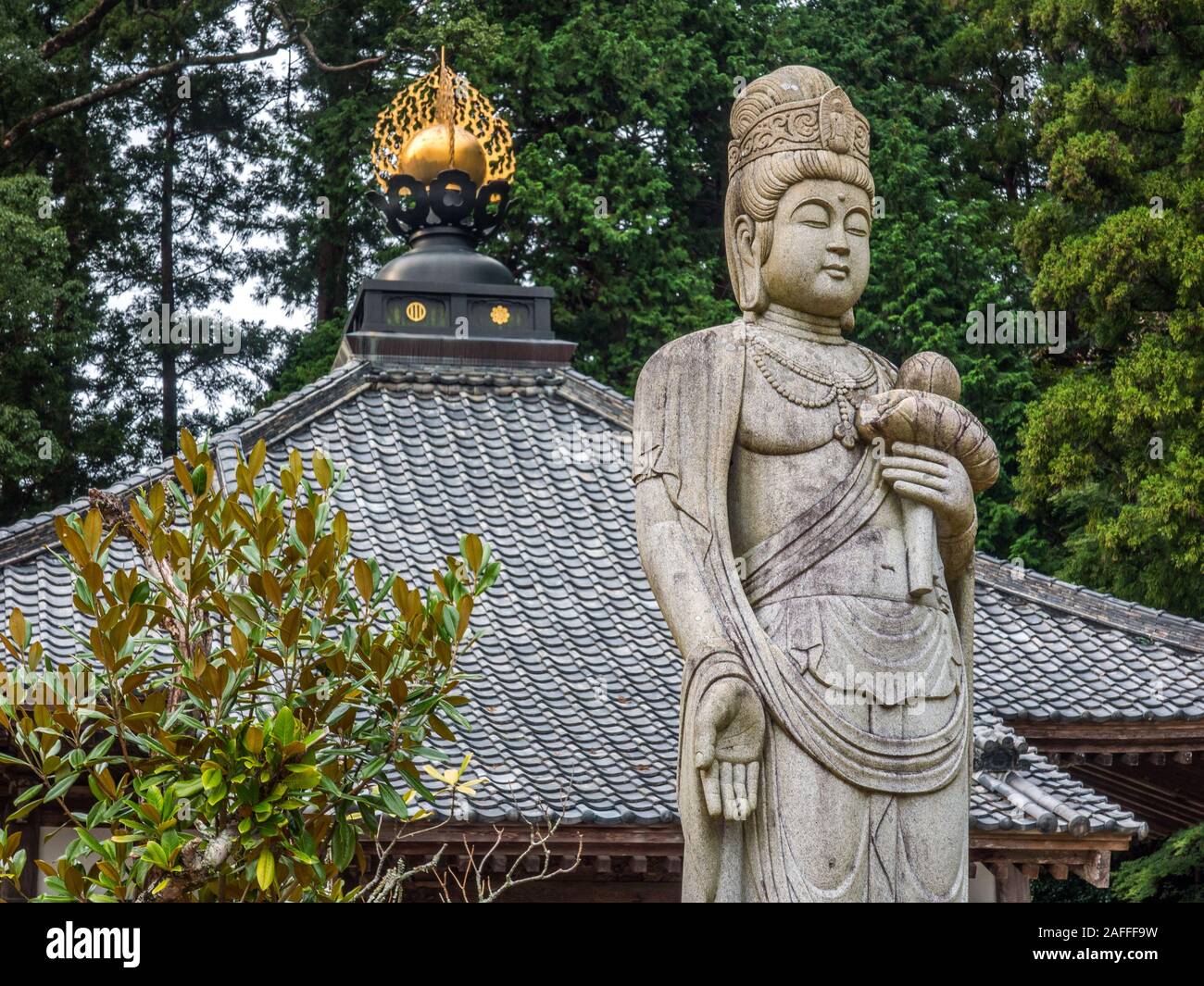 Estatua de Kannon en la parte delantera del techo del templo, el templo Butsumokuji 42 88 templo de peregrinación de Shikoku, Ehime, Shikoku, Japón Foto de stock