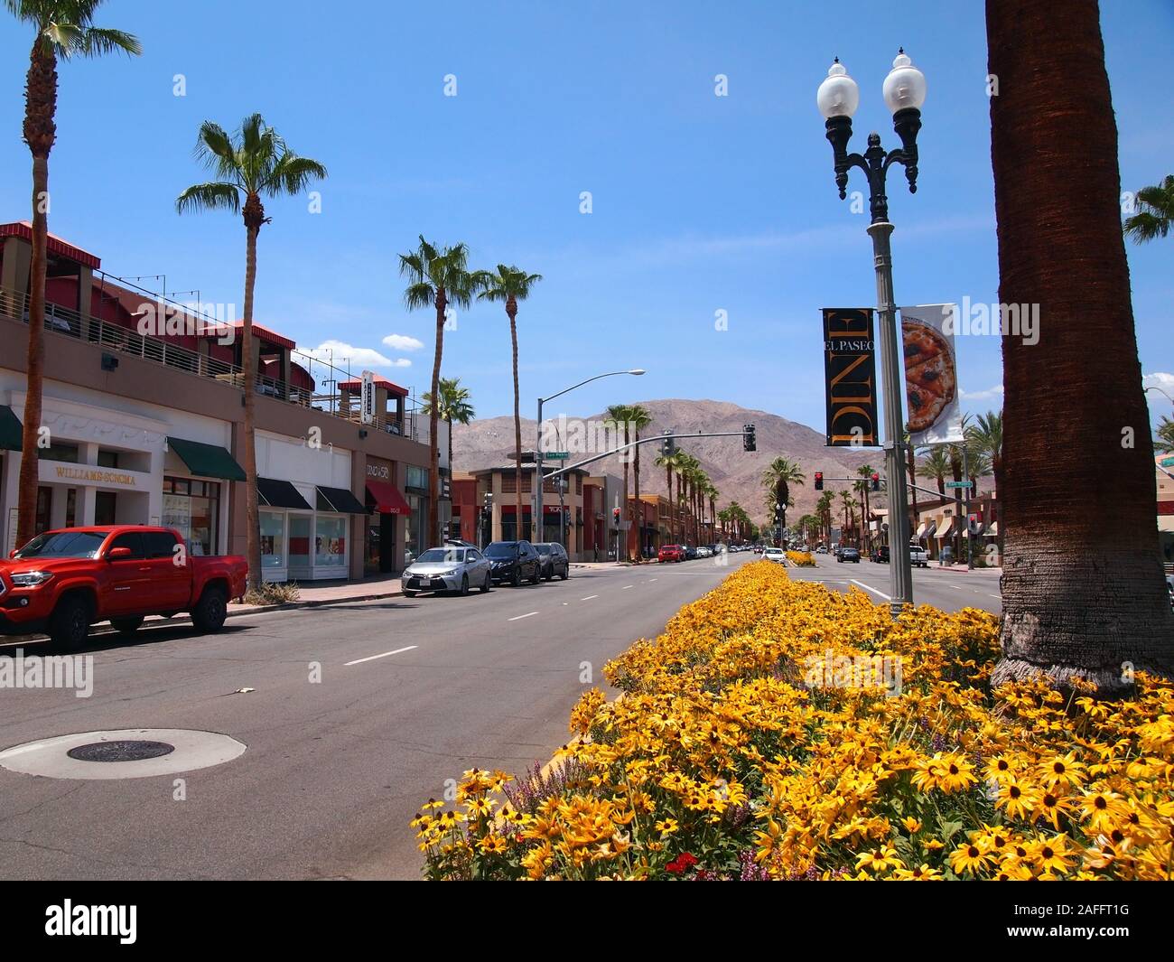 PALM DESERT, CA - Julio 16, 2018: Una escena callejera en medio del popular distrito comercial El Paseo en el área de Palm Desert Palm Springs, California Foto de stock