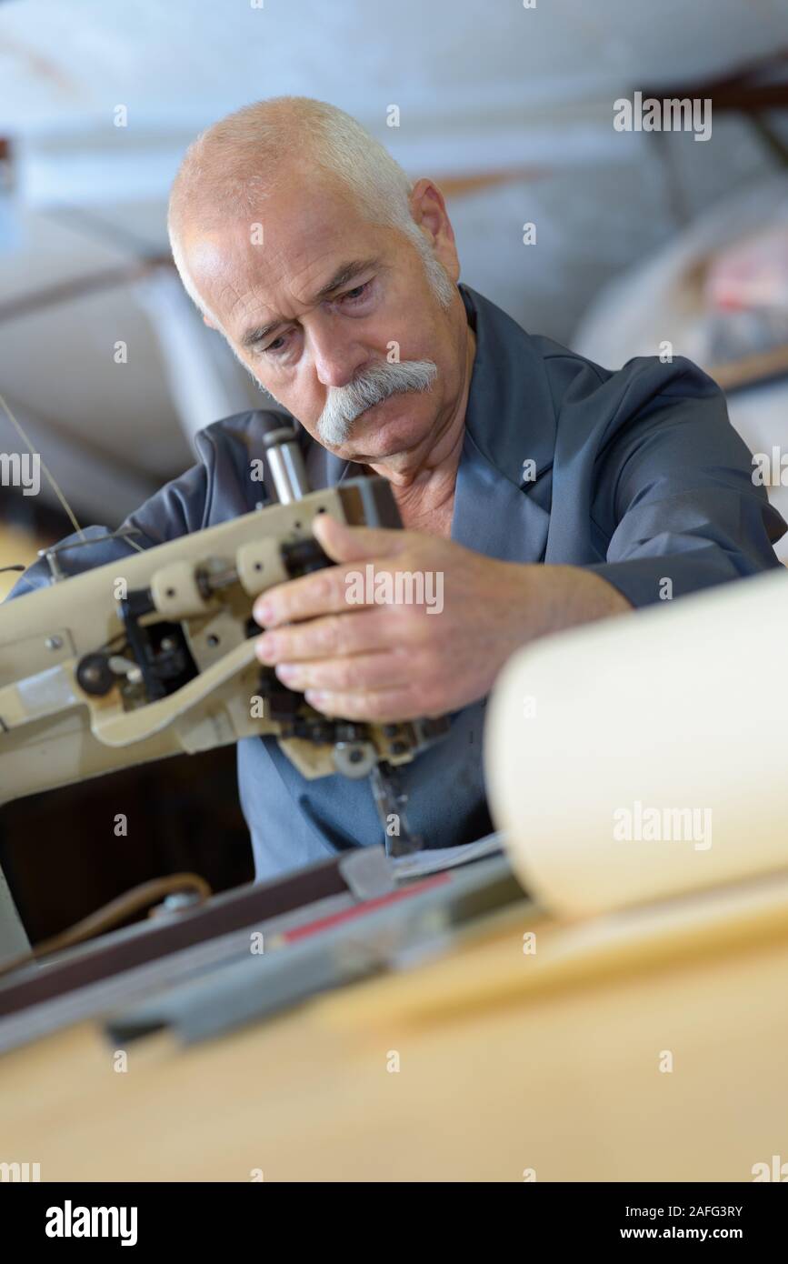 Altos workman coser con puntada de torneado Foto de stock